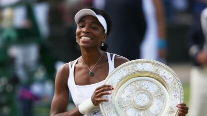 Venus Williams posa con el trofeo de Wimbledon logrado en 2007 frente a Marion Bartoli.