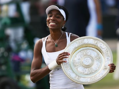 Venus Williams posa con el trofeo de Wimbledon logrado en 2007 frente a Marion Bartoli.