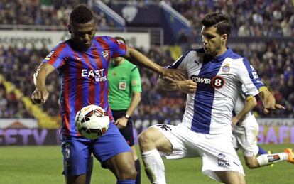 Uche controla un balón ante Javi López, del Espanyol.