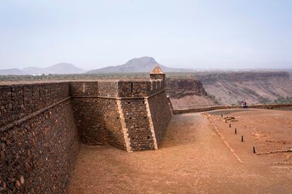 Murallas de defensa del Fuerte Real de San Felipe, con una torre de vigilancia en una de las esquinas. Una parte de las piedras fue traída de Portugal. En la foto, la pared del lado suroeste de la ciudad donde se encuentra la puerta principal a la ciudadela. La fortaleza está construida en el extremo de la meseta que domina la ciudad, rematando el sistema defensivo de baterías y murallas que se extendía a lo largo de la costa, e impedía también los ataques desde tierra. Su posición le permite abarcar toda la ciudad, el mar, el valle y las mesetas a su alrededor.