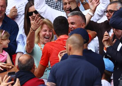 El serbio celebra la victoria con sus padres, Dijana y Srdjan Djokovic.