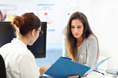 Expertos y asociaciones destacan que es fundamental situar a la paciente en el centro, que estén informadas de la frecuencia y gravedad de las patologías cardiacas en las mujeres, y aprendan a reconocer los posibles síntomas que puedan tener.