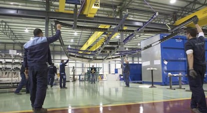 Trabajadores en la factor&iacute;a de Alestis en Puerto Real (C&aacute;diz).