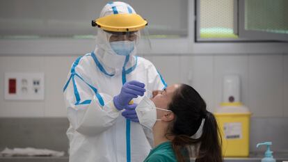 A health worker performs a PCR test in Barcelona.