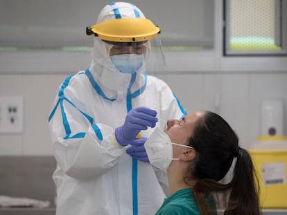 A health worker performs a PCR test in Barcelona.