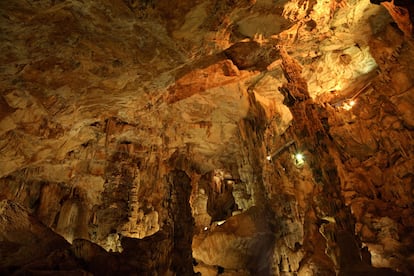 Ispinigoli (Cerdeña, Italia). Eternidad petrificada: desde el suelo hasta el techo de esta gruta llega su famosa columna pétrea de casi 40 metros de altura, formada por un goteo continuo a lo largo de millones de años. La cueva está en la cordillera Supramonte, cerca de Dorgali, en la isla italiana de Cerdeña. En ella los arqueólogos también han encontrado anillos, símbolos solares y adornos. Al final de la visita guiada uno se asoma al impactante Abismo de las Vírgenes, un pozo de sacrificios fenicio.