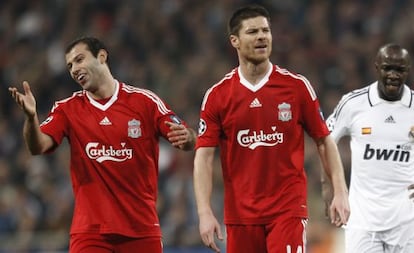 Mascherano i Alonso el 2009 amb el Liverpool.