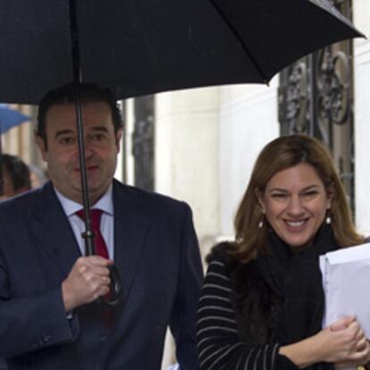 Gerardo Camps y Paula Sánchez de León, ayer, tras el pleno del Consell.