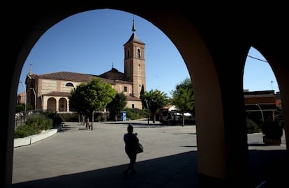 Iglesia de la Purísima Concepción, en la plaza de la villa.