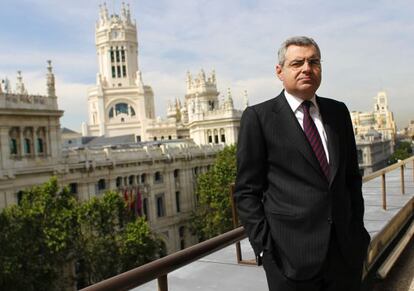 Pedro Pérez-Llorca posa en la terraza de la sede del bufete que dirige, en la calle de Alcalá de Madrid.