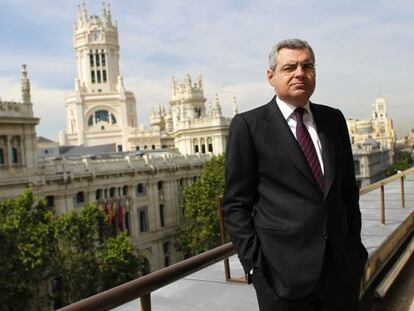Pedro Pérez-Llorca posa en la terraza de la sede del bufete que dirige, en la calle de Alcalá de Madrid.