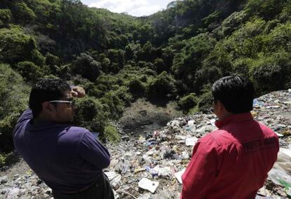 Dos personas observan el basurero de Cocula, Guerrero