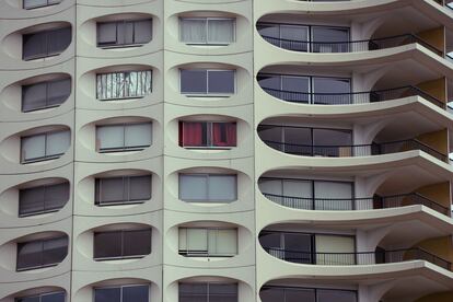 Primer plano de la fachada de Les Horizons, un proyecto de 1970 del arquitecto Georges Maillols.