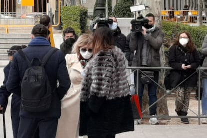 Ana María Cameno, alias 'La Reina de la Coca', con gabardina blanca y gafas de sol, a su salida de la Audiencia Nacional, este lunes.