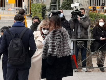 Ana María Cameno, alias 'La Reina de la Coca', con gabardina blanca y gafas de sol, a su salida de la Audiencia Nacional, este lunes.