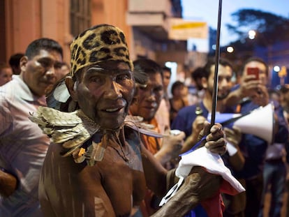 Líderes indígenas ayoreo protestan en el centro de Asunción (Paraguay).