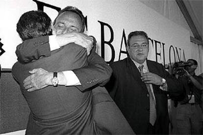 Joan Gaspart celebra su triunfo en las elecciones de 2000 abrazado a Joan Castells y junto a Àngel Fernández.