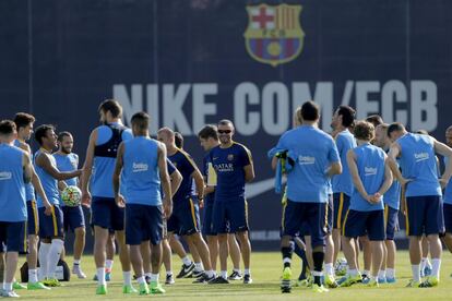 El entrenador del Barcelona, Luis Enrique (c), observa a sus jugadores durante el entrenamiento del equipo catalán en la ciudad deportiva Joan Gamper, previa al trofeo Gamper el 4 de agosto de 2015.