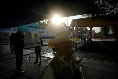 Ciudadanos y funcionarios de casilla preparan una casilla electoral el día 01 de julio de 2018 en el Estado de Hidalgo.