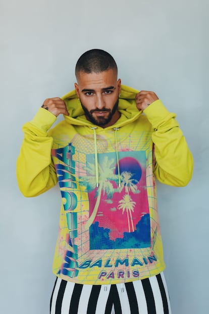 Maluma, con uno de los diseños creados junto a Balmain.