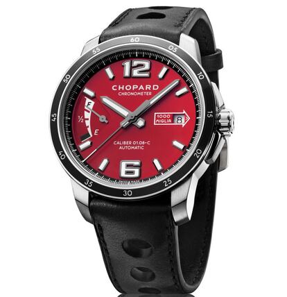 El Mille Miglia Race Edition 2015 de Chopard demuestra que la alianza entre los relojes y los coches está grabada a fuego. Inspirado en la célebre competición italiana, su potente esfera roja se deja mimar por unos números musculosos (el 12 y el 6) y una correa de becerro de barénia negro ultradeportiva (y ese indicador de reserva de marcha, que evoca a aquellos indicadores de gasolina de los años 50). Caja de 43 mm y movimiento automático. Precio: 5.820 euros.