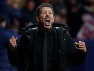Simeone celebra el tercer gol del Atlético al Barcelona (4-0), de Lookman, en el partido de ida de las semifinales de la Copa del Rey.