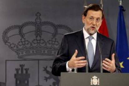 El presidente del Gobierno, Mariano Rajoy, durante la rueda de prensa que ofreció junto a la canciller alemana, Angela Merkel, tras reunirse para analizar la situación económica de la eurozona, en el Palacio de la Moncloa, en Madrid. EFE/Archivo