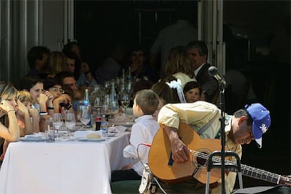 Comida familiar en el restaurante La Rosa, uno de los más conocidos de la playa de Las Arenas, en Valencia.