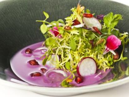 Aguachile de pamplinas y escarola con flores de cultivo.