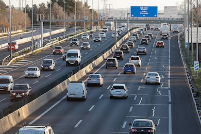 Varios vehículos circulan por la A-4 durante la segunda fase de la operación especial de tráfico de las fiestas navideñas, con motivo del fin de año, 3l viernes 27 en Madrid.