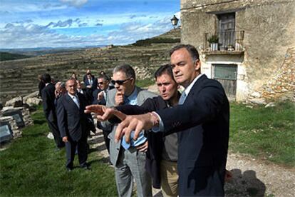 González Pons, ayer, en Ares del Maestre, con el alcalde y miembros de la comisión interdepartamental.