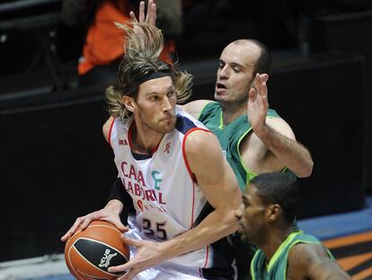 Herrmann, del Baskonia, defendido por Carlos Jiménez.