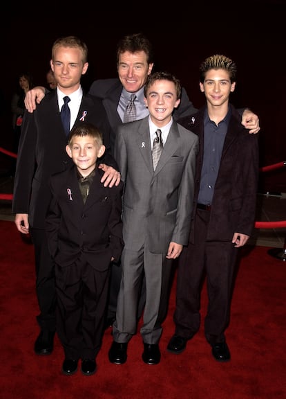 Gracias a su papel protagonista en ‘Malcolm’ (2000-2006), Frankie Muniz (con el traje gris) se convirtió en uno de los adolescentes más populares de la década de los 2000. Pero en 2006 decidió alejarse de Hollywood y empezar una trayectoria como piloto de carreras. Durante años, participó en competiciones automovilísticas. También hizo alguna incursión en la música: fichó como batería de la banda de rock Kingsfoil. Desafortunadamente, Muniz tuvo que hacer una pausa laboral tras sufrir un derrame cerebrovascular en 2012. Un año después padeció otro episodio similar. Unos problemas de salud que le provocaron la pérdida de recuerdos de su infancia, entre ellos su participación en ‘Malcolm’. Actualmente, sigue compitiendo en carreras y ejerce como 'manager' del dúo electrónico indie Astro Lasso. En 2024 se anunciaron cuatro nuevos episodios de la serie con la que se dio a conocer, que se estrenarán a finales de este año, en los que Muniz retomará su papel de niño prodigio.