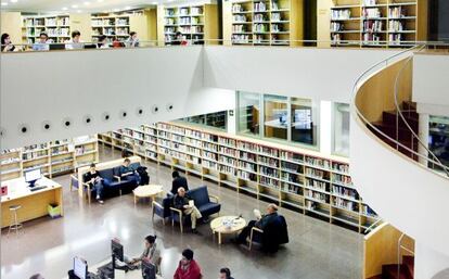 En las bibliotecas públicas (aquí, la Jaume Fuster de Barcelona) crece el préstamo de libros e internet.