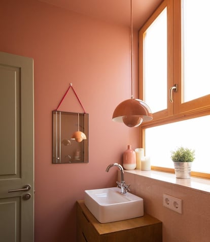 Interior of a bathroom completely painted pink, in an image courtesy of Somos Nido.