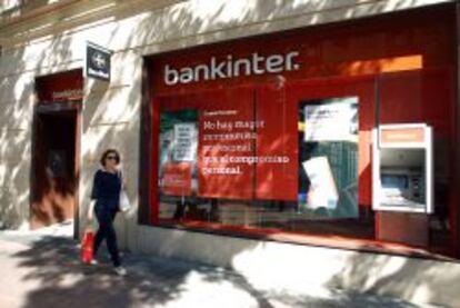 Imagen de sucursal de Bankinter con señora.