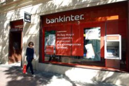 Imagen de sucursal de Bankinter con se&ntilde;ora. 