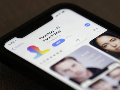 Um celular com o aplicativo FaceApp.