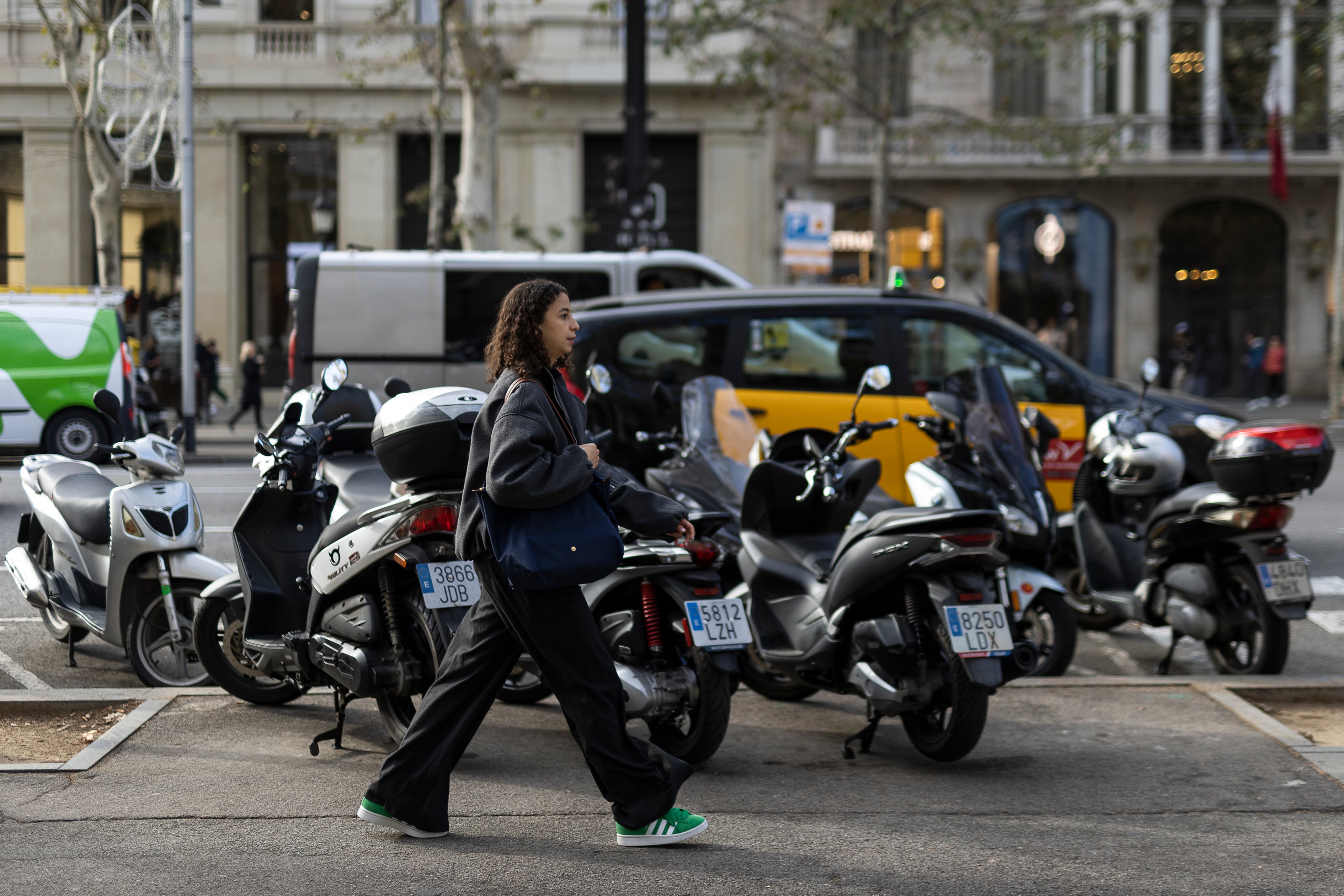 Barcelona impedirá que 40.000 motos aparquen en la acera antes de 2030