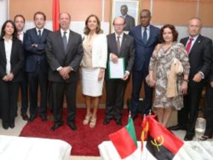 Los representantes de la UTE, junto con otras autoridades internacionales, del Ministro de Geolog&iacute;a y Minas.