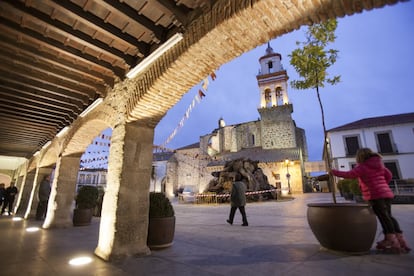 Rodeado por dehesas de encinas en el ondulante paisaje de Los Pedroches, comarca al norte de Córdoba, Dos Torres nace como municipio en 1839 por la unión de Torremilano –una de las históricas Siete Villas de Los Pedroches– y Torrefranca, separadas en siglos precedentes por una muralla debido a conflictos de usurpación de tierras. Villa monumental en tierra ganadera (por aquí discurrían la Cañada Real de la Mesta y la Cañada Real Soriana), destacan los detalles artísticos sobre el granito de su arquitectura popular, como reflejan los dinteles labrados en algunas casas, los soportales de la plaza Mayor o la iglesia parroquial de la Asunción (en la foto), que mezcla estilos gótico, mudéjar andaluz, renacentista y barroco. Más información: <a href="https://www.dostorres.es/" target="_blank">dostorres.es </a>