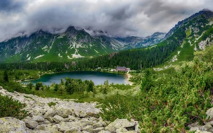 Hasta un centenar de lagos de montaña salpican el paisaje del Alto Tatras. Desde las azules aguas de los ‘tarns’, lagunas de origen glaciar que encontramos en el ‘tatry’ (franja de terreno rocoso por encima de los 2.000 metros que, se cree, da nombre al macizo), como el Modré (el más alto, a 2.192 metros), hasta idílicos espejos acuáticos en el lecho de frondosos valles, como los lagos de Popradske (en la foto) y Strebske, los más conocidos y visitados del parque nacional, unidos por una ruta senderista.