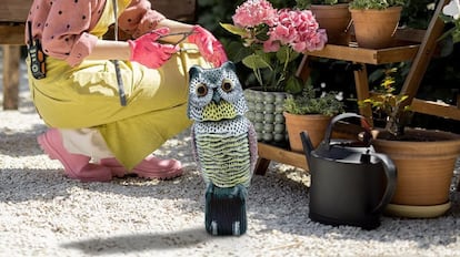 Este accesorio que espanta a las aves de jardines o patios posee unos ojos con acabado realista.