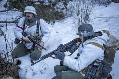 Dos integrantes del grupo de reconstrución histórica simulan en la Molina que forman parte de una patrulla alemana de la Segunda Guerra Mundial en el frente ruso.