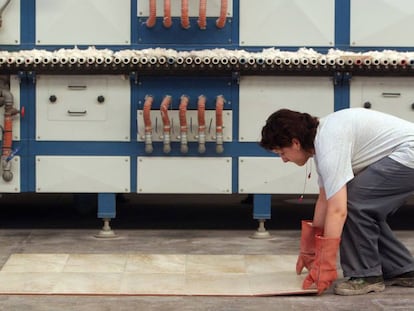 Una trabajadora en una fábrica de azulejos.