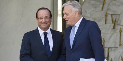 Hollande y Ayrault en el Eliseo tras el seminario celebrado este lunes.