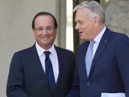 Hollande y Ayrault en el Eliseo tras el seminario celebrado este lunes.