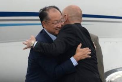 El presidente del Banco Mundial (BM), Jim Yong Kim (izda), a su llegada a la cumbre del G20 que se celebra en San Petersburgo (Rusia).