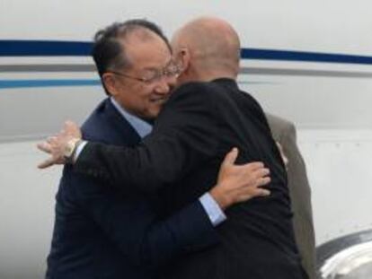 El presidente del Banco Mundial (BM), Jim Yong Kim (izda), a su llegada a la cumbre del G20 que se celebra en San Petersburgo (Rusia).