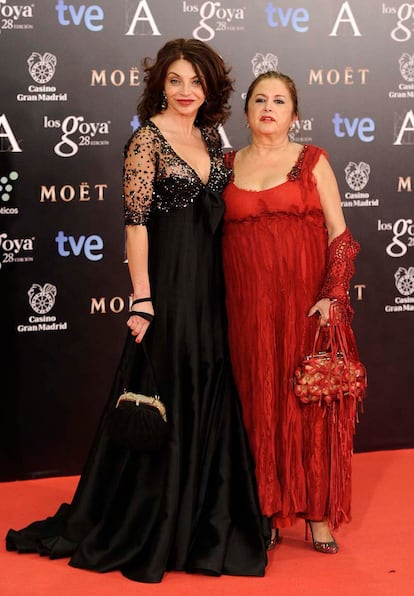 Neus Asensi optó por vestido negro con pedrería en el escote.